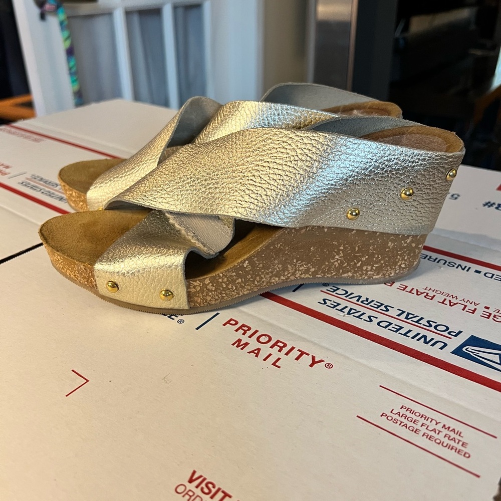FitFlop Gold Wedge Sandals size 38 gold NWT